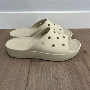 Excellent used condition women’s platform crocs